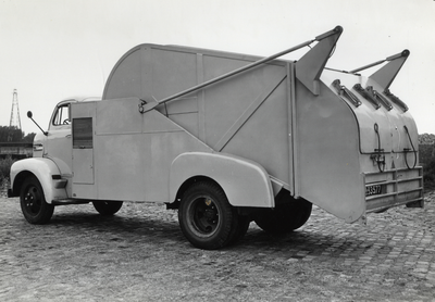 811752 Afbeelding van een vuilnisauto (roltrommelwagen), geproduceerd door de Carrosserie- en Constructiewerkplaatsen ...